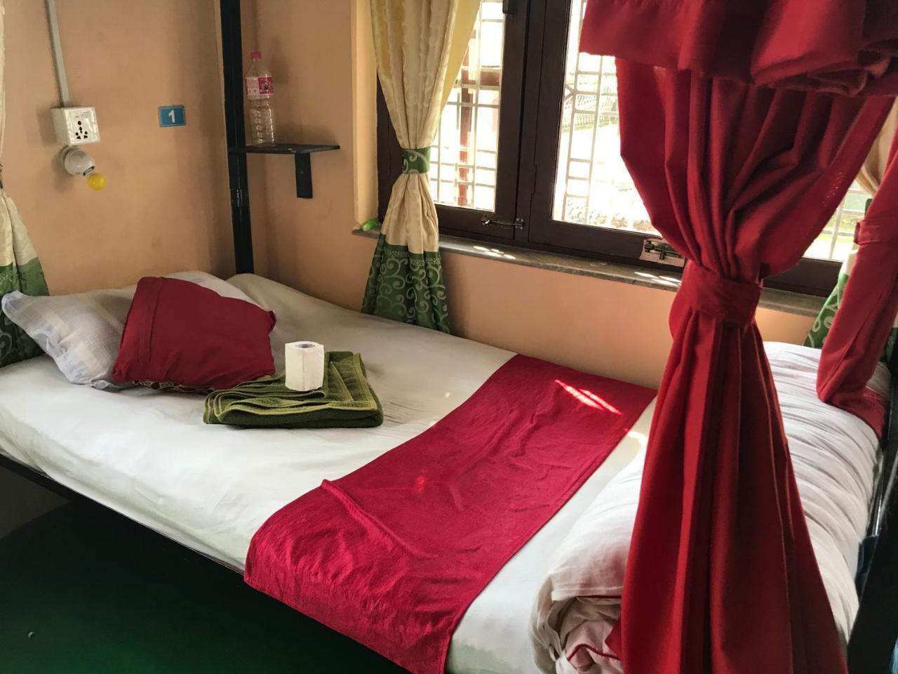 Aroma Tourist Hostel โพคารา ภายนอก รูปภาพ