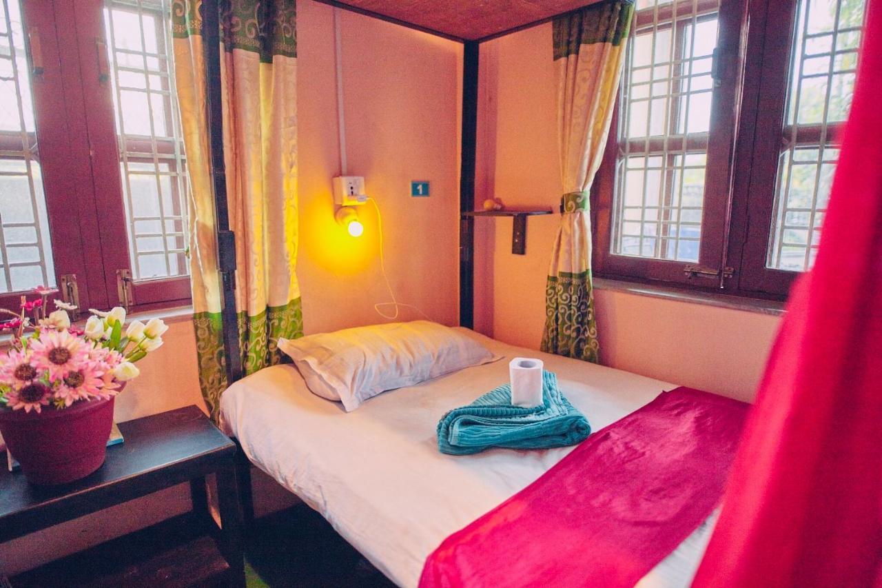 Aroma Tourist Hostel โพคารา ภายนอก รูปภาพ