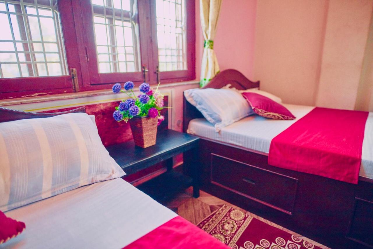 Aroma Tourist Hostel โพคารา ภายนอก รูปภาพ